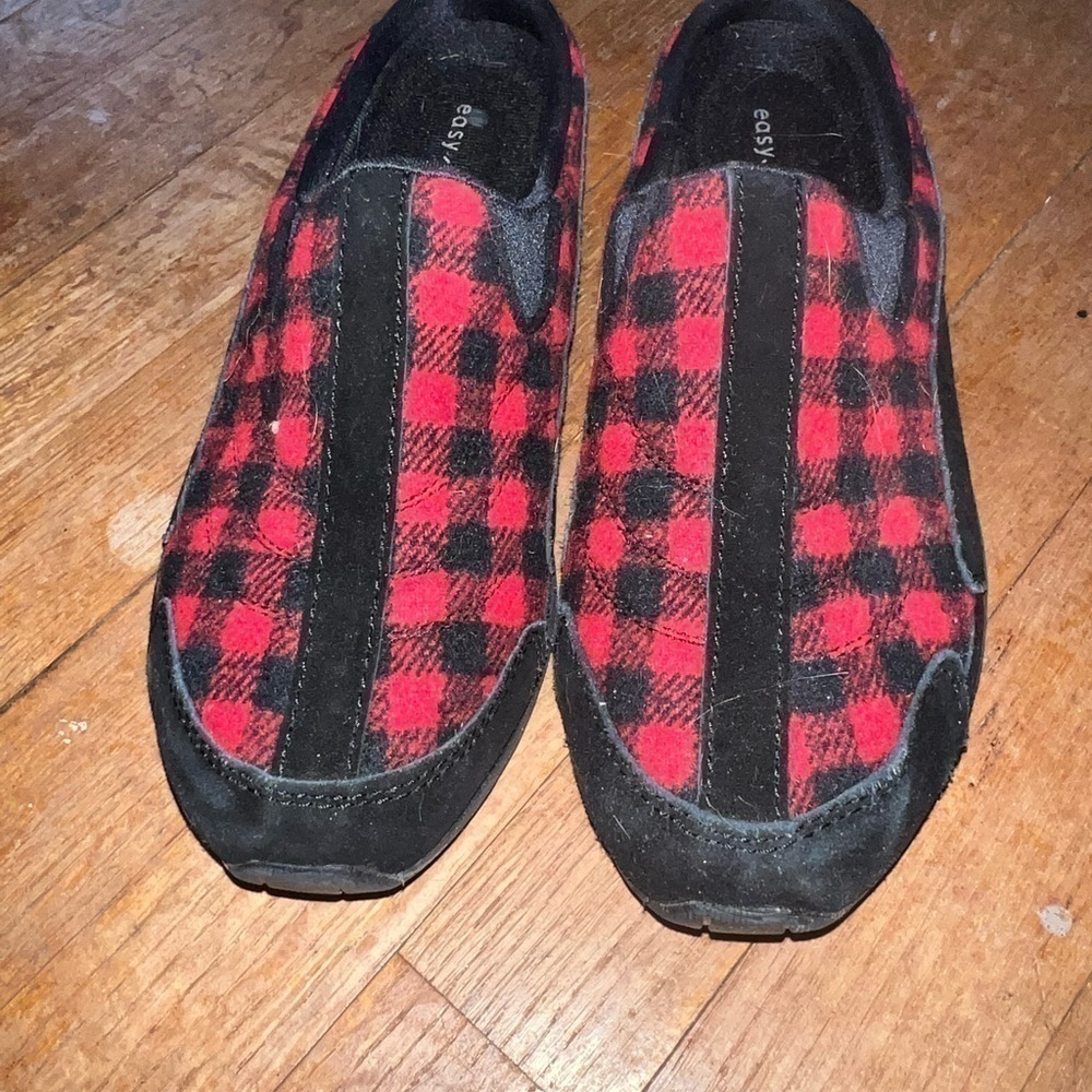 EASY Spirit Traveltime Buffalo check clogs, so sweet! Only worn twice.
